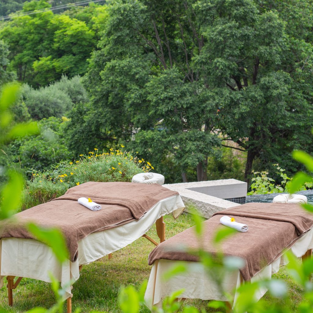Espace bien-être avec massage en plein air