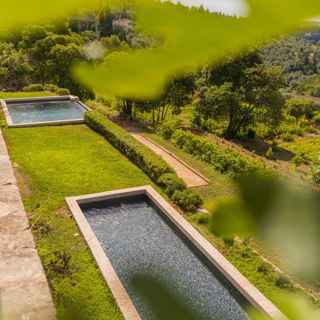 Piscines entourées de verdure